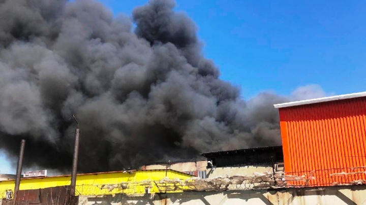 Последствия пожара на мебельной фабрике ликвидировали в Усолье-Сибирском