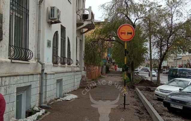 Установленный на тротуаре дорожный знак «Обгон запрещён» на Амурской в Чите переустановят