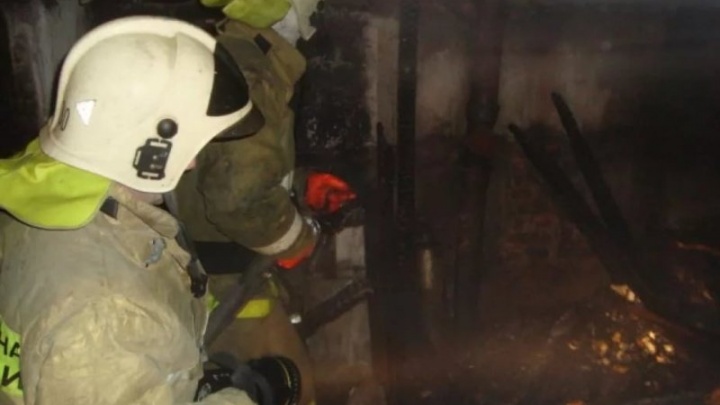 Пожарные спасли пьяного мужчину из горящего коллектора в Чите