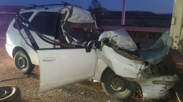 Иномарка столкнулась с фурой в Забайкалье – пассажир в больнице, водитель погиб
