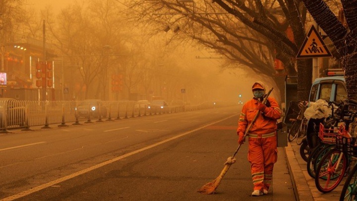 Вторая за март песчаная буря обрушилась на Пекин
