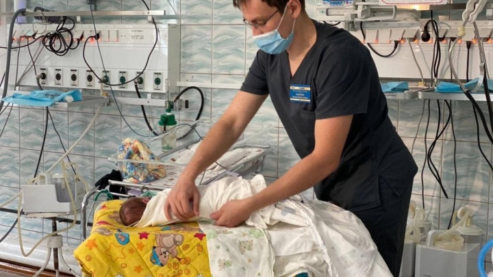 Реанимации новорождённых КДКБ в Чите подарили инкубатор для недоношенных младенцев
