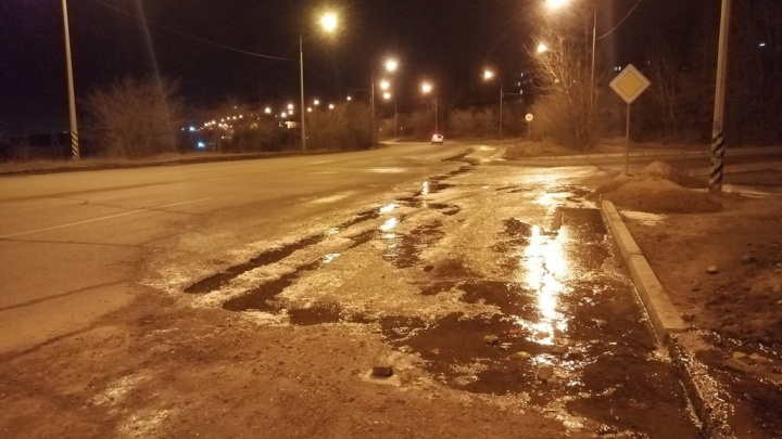 Работники ДМРСУ устранили причину затопления дороги на улице Кирова в Чите