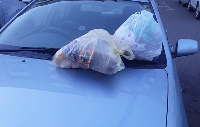 Читинцы поставили мешки с мусором на машины, которые перегородили подход к бакам