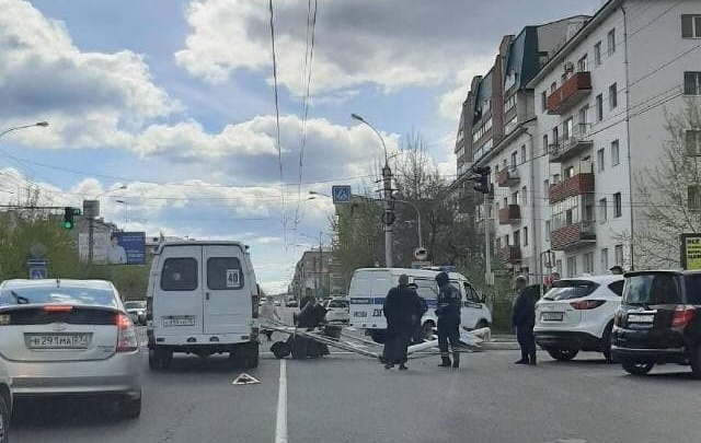 Светофор упал на дорогу на перекрёстке улицы Ленина и Николая Островского в Чите