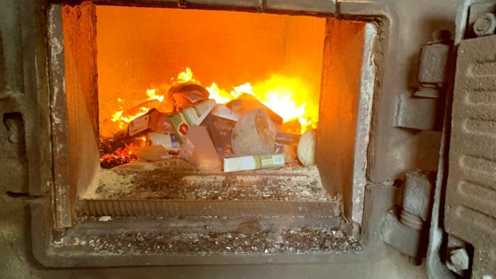 Более 27 кг санкционных сыров без документов сожгли в Иркутске