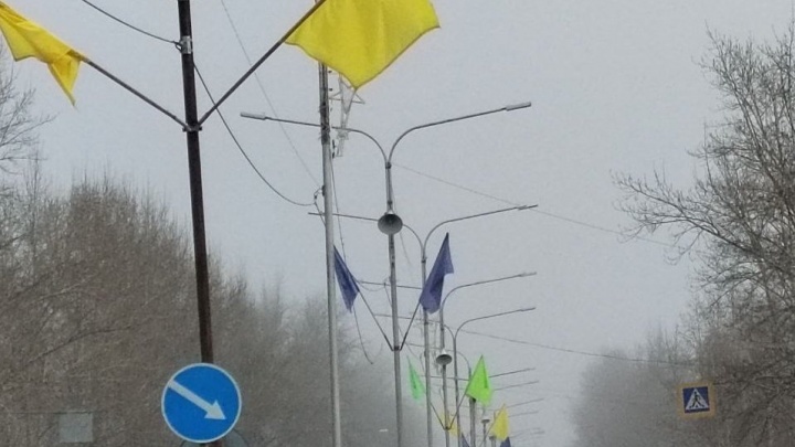 Жёлтые и синие флаги к майским праздникам развесили в Краснокаменске, но быстро убрали