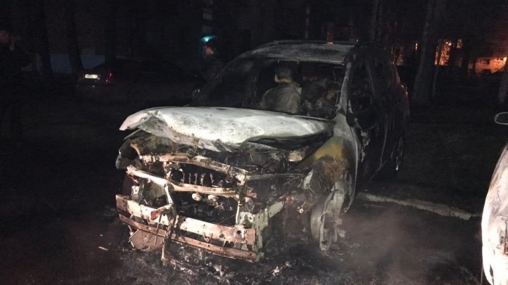 Иномарку подожгли во дворе жилого дома в Ангарске