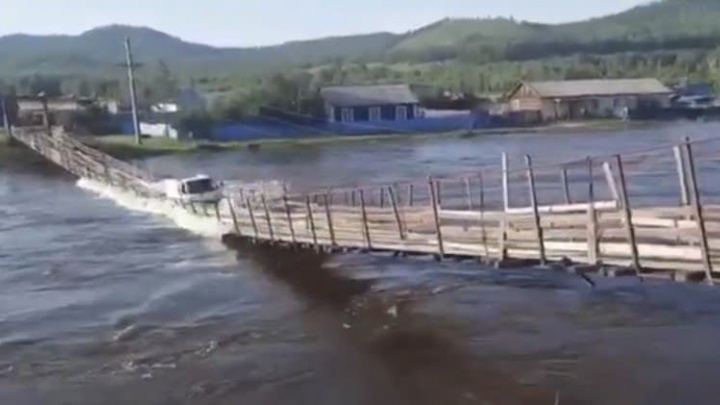 Власти Чернышевского района ищут 500-метровый трос для ремонта лопнувшего в Урюме моста