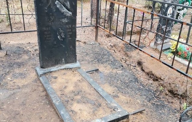 Полиция начала проверку разгрома памятника руководителю цирковой студии на кладбище в Чите