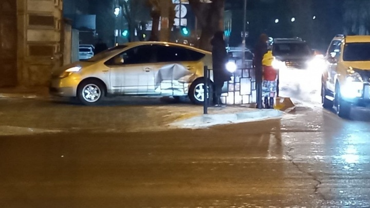 Машина вылетела на тротуар после ДТП на перекрёстке Бутина — Чкалова в Чите