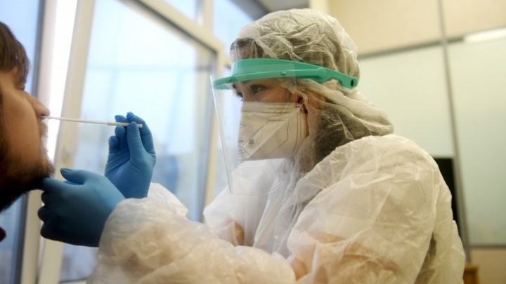 Шестую волну коронавируса предрекли в России из-за нового штамма стелс-омикрон