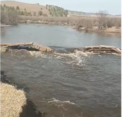 Мост смыло на реке Кия около села в Забайкалье – видео