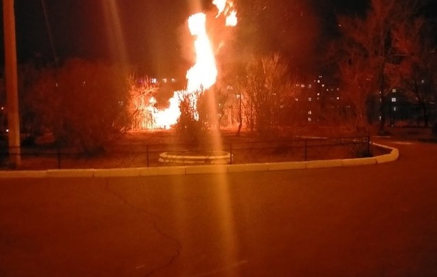 Добровольцы-студенты предотвратили пожар около гимназии на улице 9-го Января в Чите