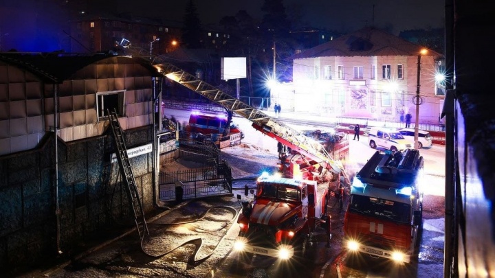 Крышу торгового центра «Амелия» в Чите потушили ночью 20 ноября