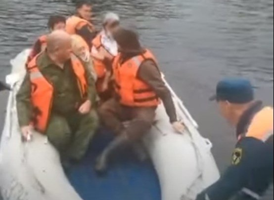 Осипов выложил видео о том, как жители Урюма в Забайкалье добираются до села на лодке