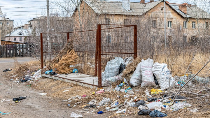 Читинцы раскидали отходы вокруг детского сада после кражи мусорных баков
