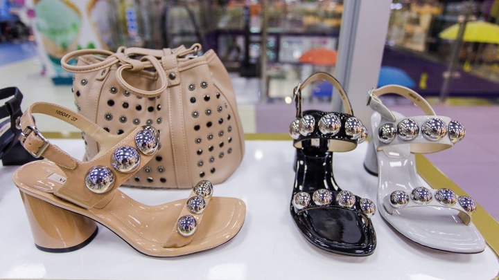 Летняя обувь со вставками из металла, стекла, замши поступила в Vitacci в Чите