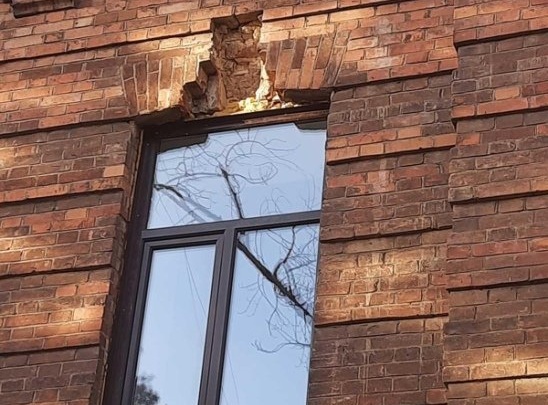 Установка пластиковых окон оставила «раны» на 120-летнем здании школы в Чите