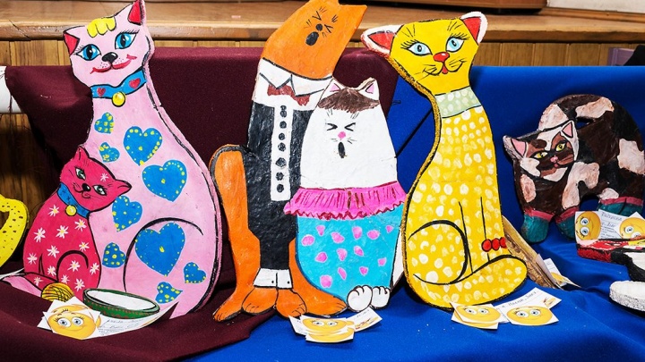 «Школа современного искусства» организовала в Чите выставку детских скульптур кошек
