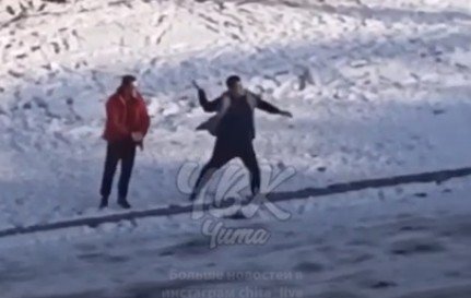 Двое мужчин закидали проезжающие машины снежками в Чите