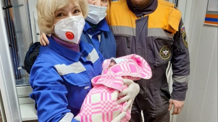 Спасатели приняли роды у жительницы Порта Байкал