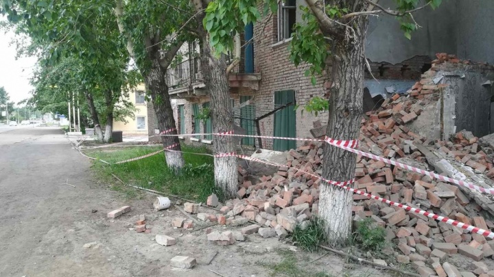 Нежилой аварийный дом частично обрушился в Забайкальске