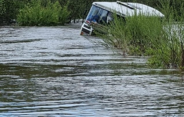 Ушедший под воду автобус на затопленной дороге в Сретенском районе вытянула техника
