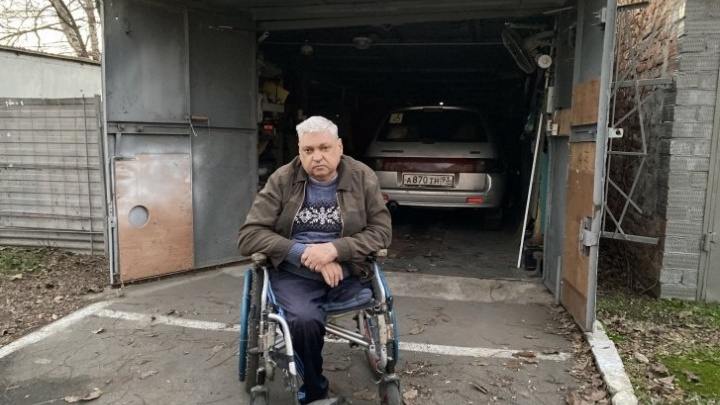 «300 лет мне эта слава не нужна», — инвалид, создавший подъёмник для своей коляски