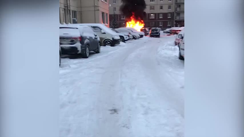 Что горит в рыбацком сейчас. Что горит в рыбацком сейчас. Пожар на рыбацкой улице. Пожарный в дыму ночью. На рыбацком проспекте пожар автомобиль 12.