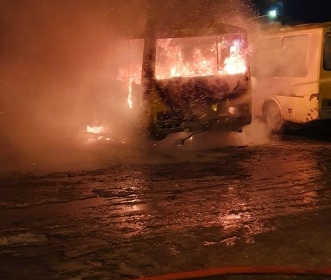 Два частных ПАЗа сгорели на автостоянке в Иркутске