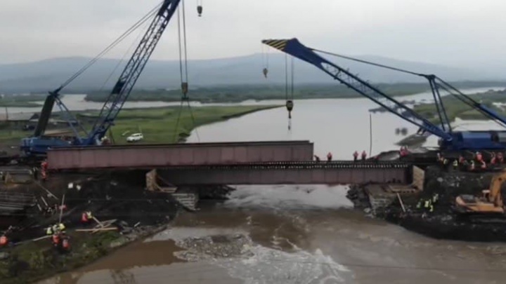Железнодорожники завершают установку второго пролёта моста на Транссибе в Забайкалье