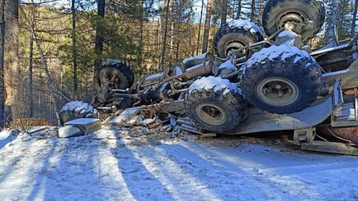 Водитель без прав перевернулся на грузовике в Забайкалье, погиб пассажир