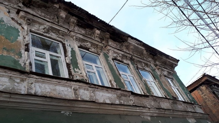 Ветхий фундамент и лепнина XIX века: Как гибнет памятник в центре Иркутска