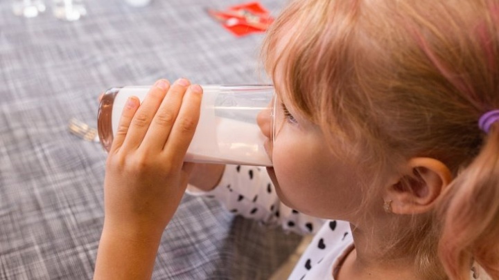 Кому нельзя пить молоко и что будет, если резко от него отказаться? Отвечают диетологи