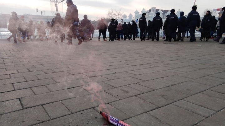 Неизвестные бросили дымовую шашку в бойцов ОМОНа на митинге в Чите 23 января
