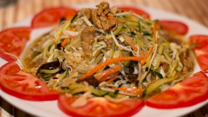 Цену на китайский салат на этой неделе в кафе «Ермак» скинули до 100 рублей