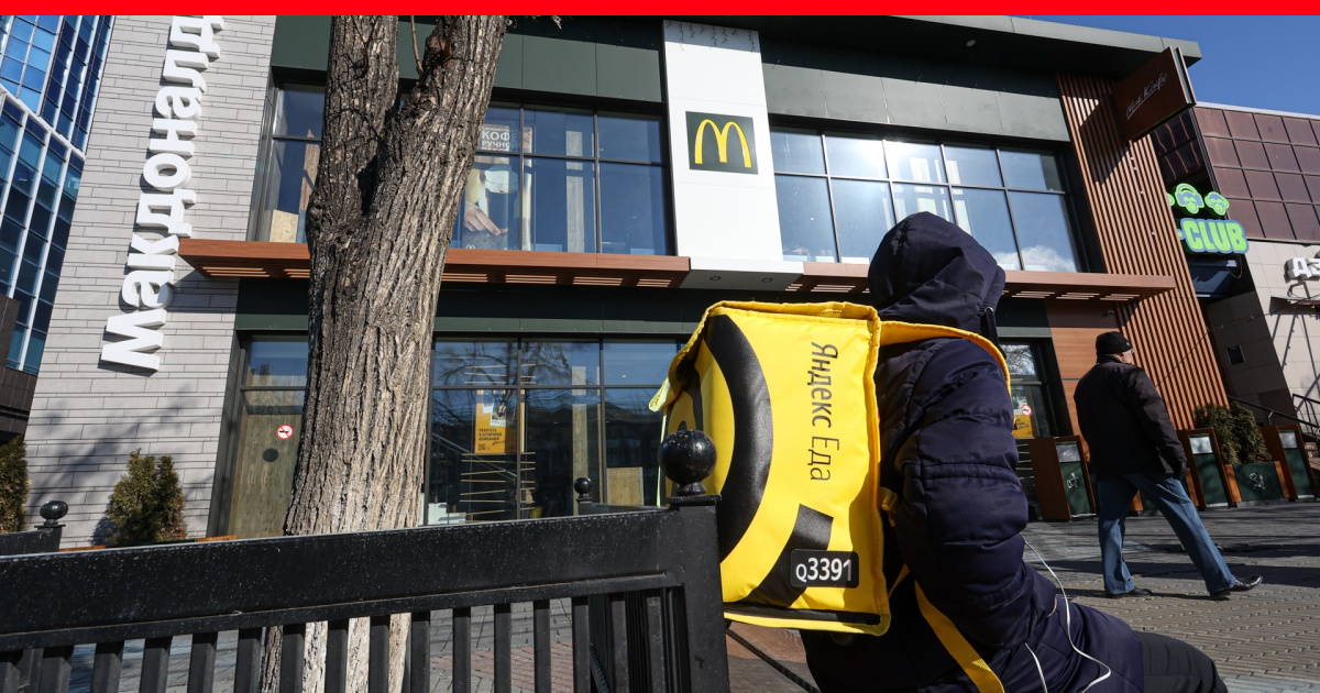 «Макдоналдс» уходит из России, а в Челябинске набирает персонал. Что это значит