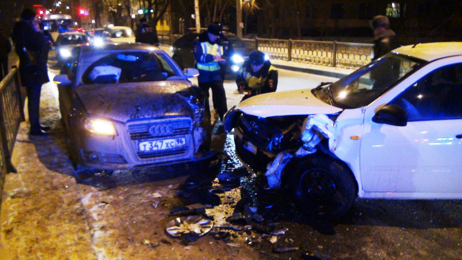 В центре Екатеринбурга в ДТП попала семья главы ГИБДД региона Дёмина - 3  марта 2016 - Е1.ру