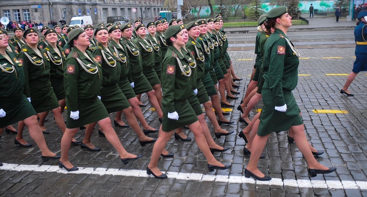 Девушка строй. Женщины военные на параде. Строй девушек в военной форме. Военная форма парад. Военные девушки в строю.