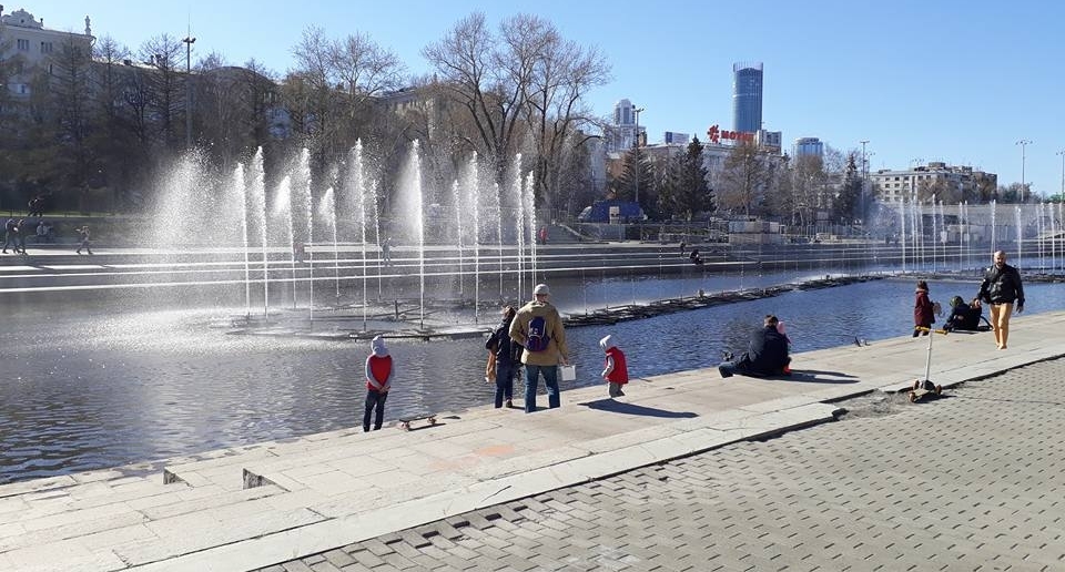 Фонтан на плотинке в екатеринбурге. ЕКБ достопримечательности Плотинка. Плотинка и исторический сквер Екатеринбурга. Река Исеть Плотинка.