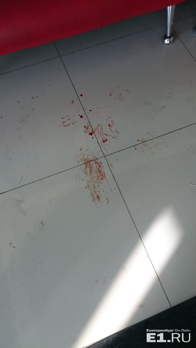 В Екатеринбурге с фасада БЦ Суворов отвалилась плитка и разбила голову  женщине - 30 апреля 2015 - Е1.ру