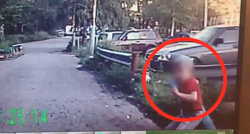 Мужчина сбивает ребенка. Ребенка сбила машина во дворе. Мальчик которого сбили во дворе. Фото как человека сбила машина.