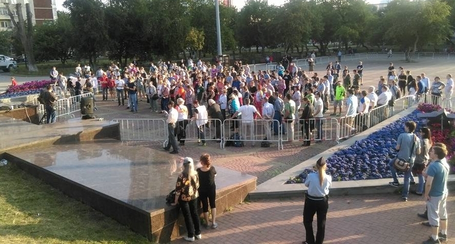 Полдень против екатеринбург. Митинг Екатеринбург сквер. Протесты Екатеринбург сквер мальчик. Митинги в Екатеринбурге сквер мать природа.