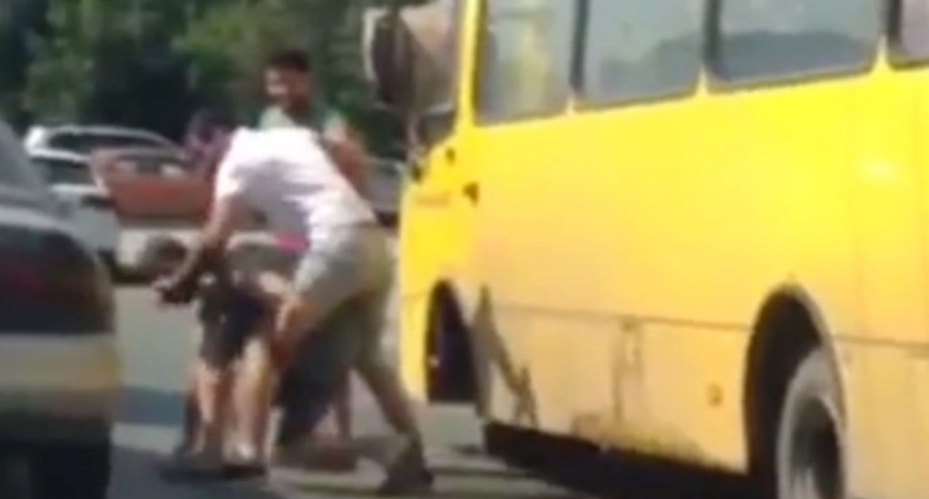 Мужчина напал на автобус