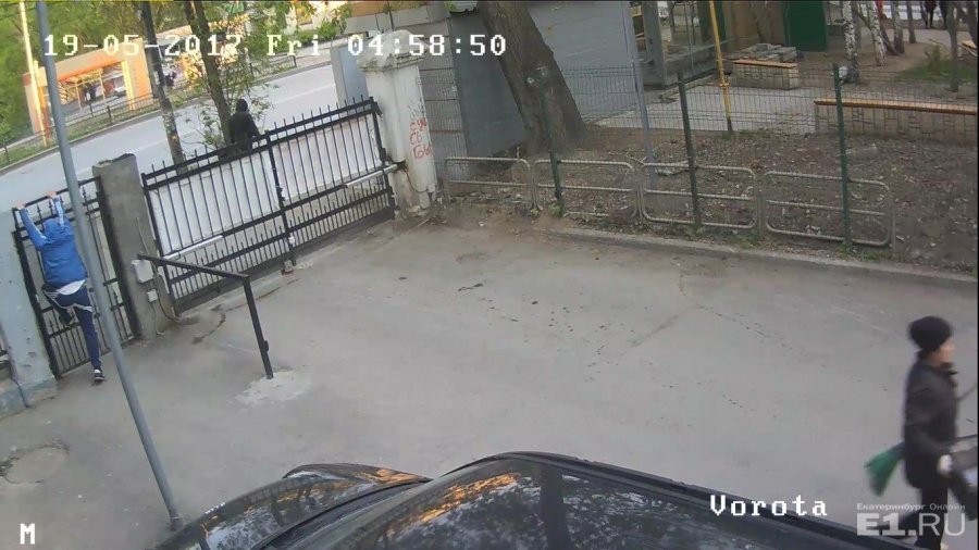 Дворник вызвала полицию, но хулиган успел сбежать.
Дворник вызвала полицию, но хулиган успел сбежать.