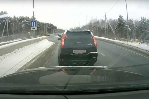 Мужчина не стесняется демонстрировать нецензурные жесты прямо из окна машины Мужчина не стесняется демонстрировать нецензурные жесты прямо из окна машины