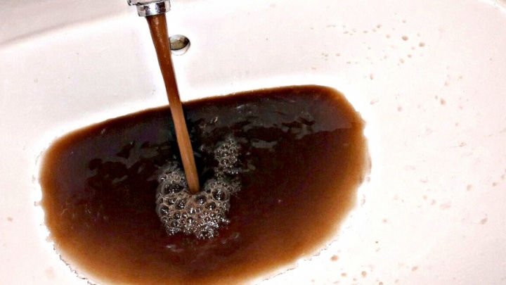 Нефть, кофе или кока-кола: в Винзилях из крана бежит бурая вода, но чиновники говорят, что это не опасно
