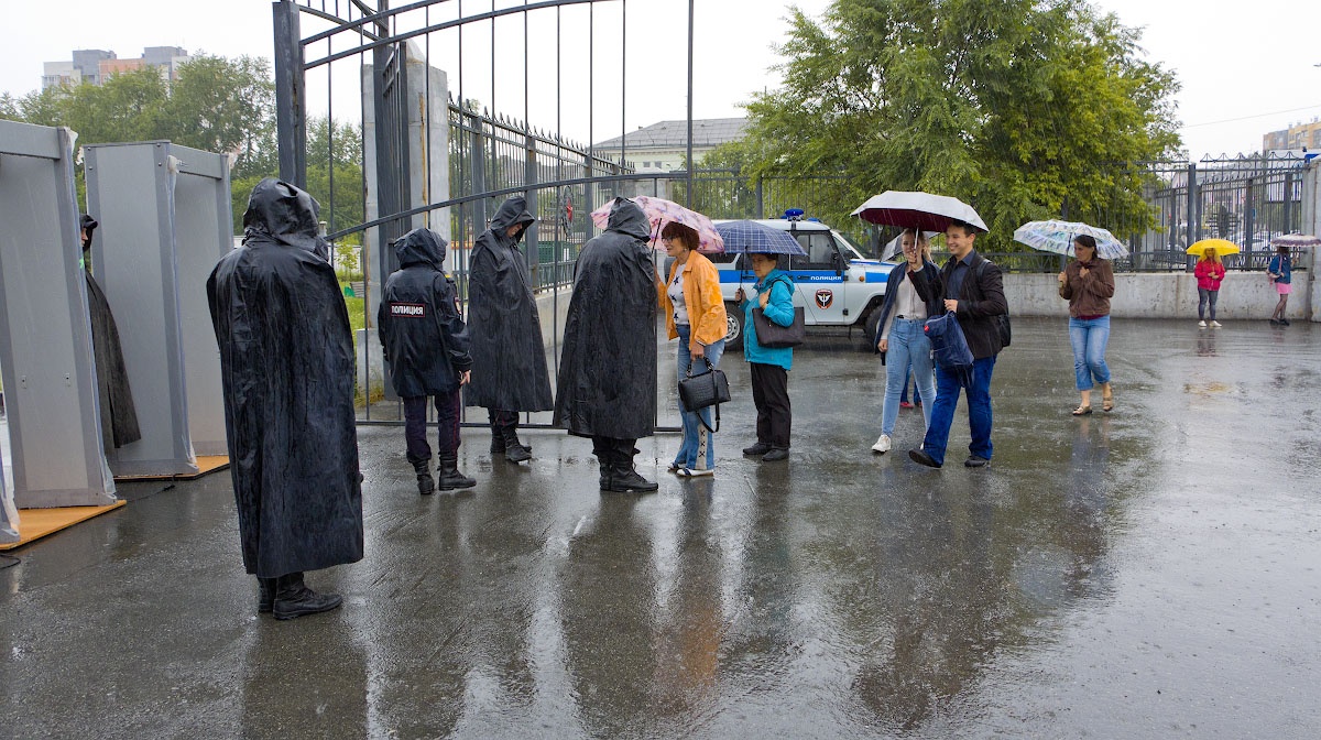 Перед началом митинга шел дождь Перед началом митинга шел дождь