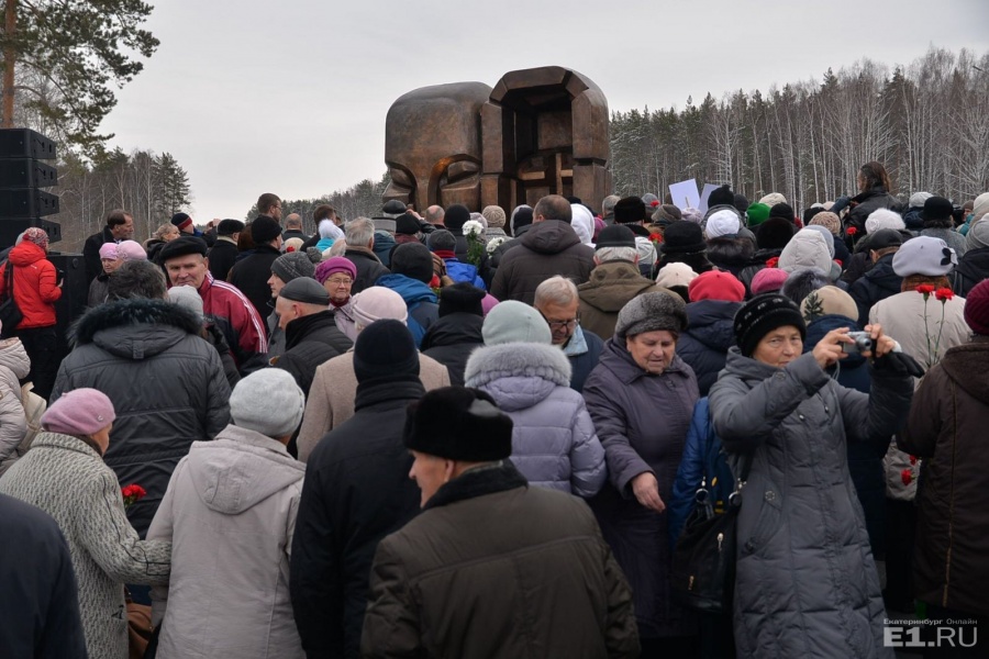 Чтобы подойти к "Маскам", пришлось отстоять очередь.
Чтобы подойти к "Маскам", пришлось отстоять очередь.